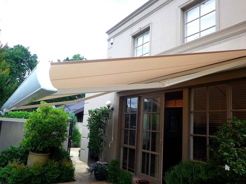 RETRACTABLE-AWNING-1