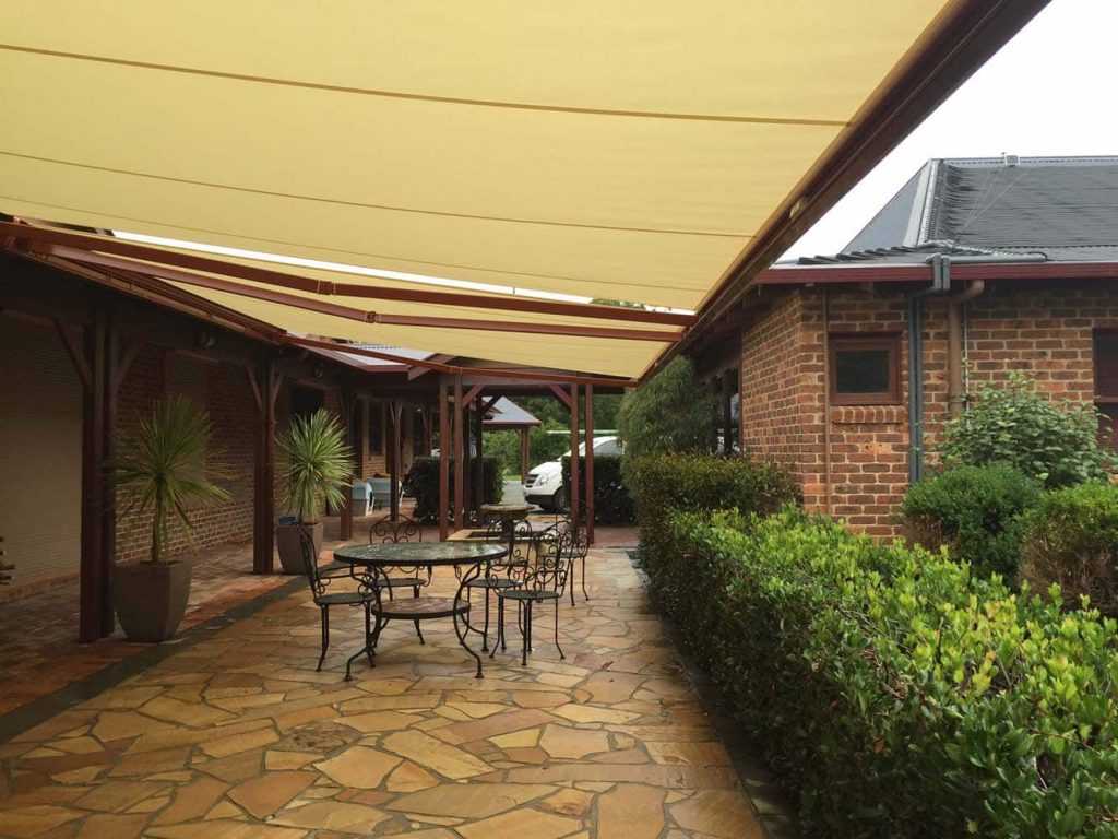 RETRACTABLE-AWNING-11