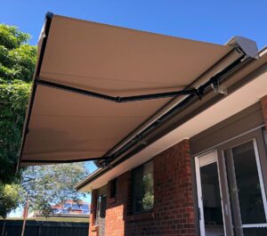 australia_11 Australia R-90 and Pitch Control Folding Arm Awning